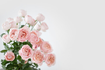 Obraz na płótnie Canvas beautiful roses flowers bouquet on white background