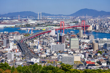 高塔山展望台から、かつて東洋一の吊橋とされた若戸大橋（福岡県北九州市） - obrazy, fototapety, plakaty