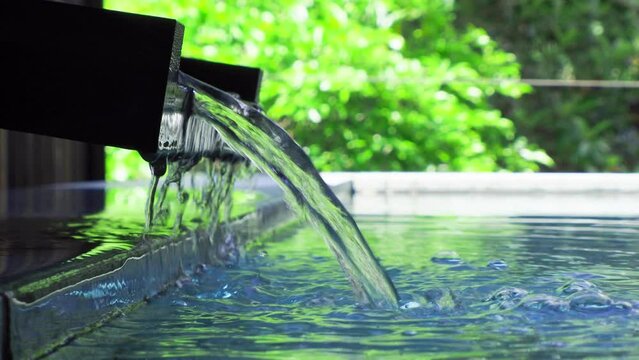露天風呂の湯船に流れる温泉