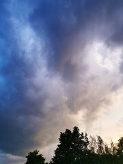 Fototapeta na wymiar Dramatisch bedrohlicher Himmel vor Gewitter