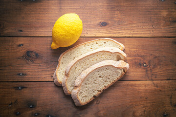 Rebanadas de pan con limón