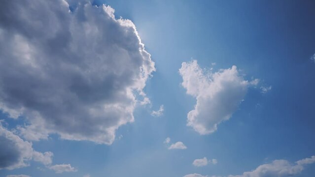 厚い雲を抜けて出てくる太陽　4K UHD
