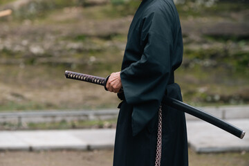 日本刀を構える人物