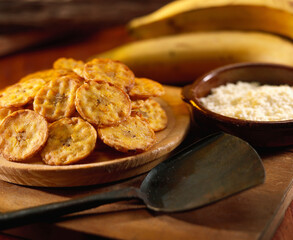Tostones de platano freido en ambiente rustico, comida tipica sur Americana.