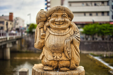 Fototapeta na wymiar 日本の縁起のいい木彫りの彫刻