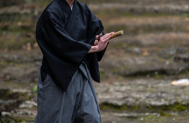 日本刀を構える人物