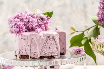 mousse cake, Delicious dessert blueberry tart with fresh berries with a bouquet of purple blooming lilacs, place for text