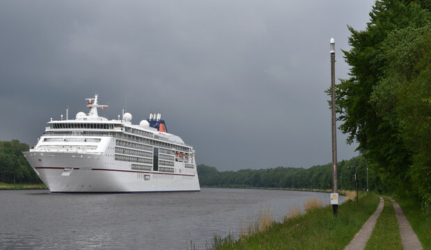 Kreuzfahrtschiff Europa 2 im Nord-Ostsee-Kanal 