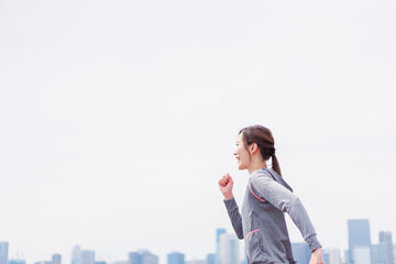 トレーニングをする若い女性