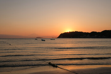 Fototapeta premium 神奈川県逗子市の逗子海岸からの夕日