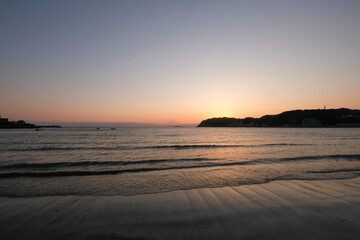 神奈川県逗子市の逗子海岸からの夕日