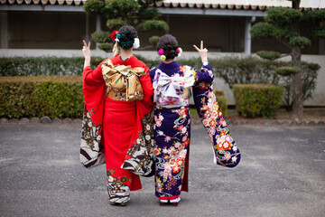 Fototapeta na wymiar 和服を着た若い女性たち