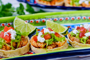 伝統的なメキシコ料理のソペス　ライムを添えて　Traditional Mexican Sopes served with Lime