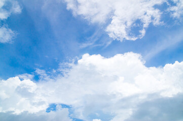 Obraz premium Beautiful blue sky with white cloud and clear light under shining from the sun