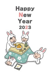 こたつでくつろぐウサギの着ぐるみを着た4人家族(2023年うさぎ年の年賀状)