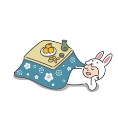 こたつでくつろぐウサギの着ぐるみを着た男性(2023年うさぎ年の年賀状)