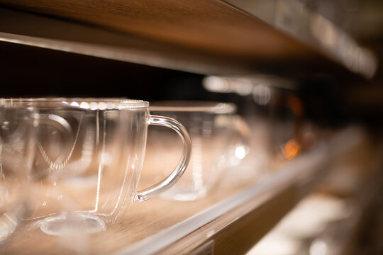 棚に並んだガラスのコーヒーカップ