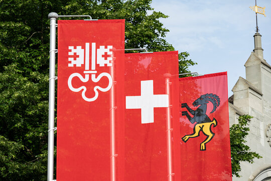 Rote Fahnen mit schweizerkrezm Nidwaldner- und Stanserwappen, Stans, Kanton Nidwalden, Schweiz