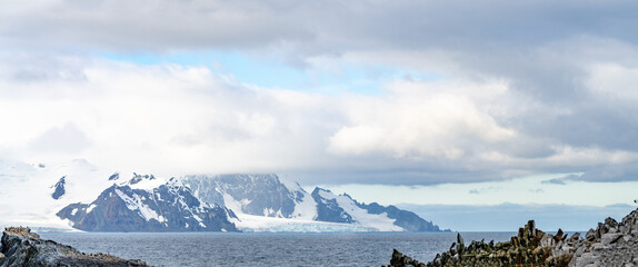 Panorama Foto - raue Natur, Eis Gletscher und Felsformationen bei Half Moon Island / Punta Pallero...