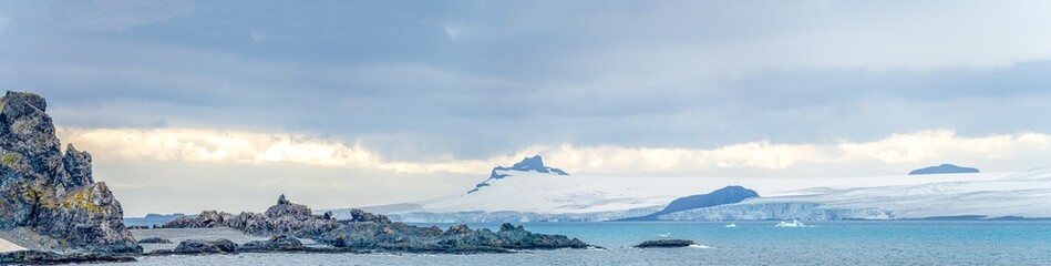 Panorama Foto - raue Natur, Eis Gletscher und Felsformationen bei Half Moon Island / Punta Pallero...