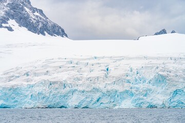 Panorama Foto - raue Natur, Eis Gletscher und Felsformationen bei Half Moon Island / Punta Pallero auf den Süd-Shettland-Inseln vor der Antarktis