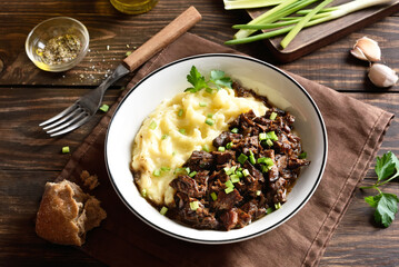 Slow cooked beef with mashed potatoes