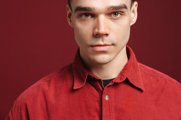 Obraz premium Young white man wearing shirt posing and looking at camera