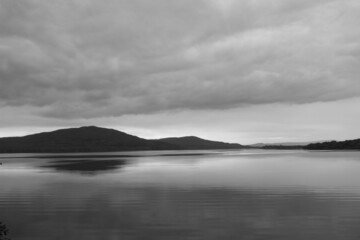 photo noir blanc, d'une promenade en Ireland sur les reflets du bord de lac 