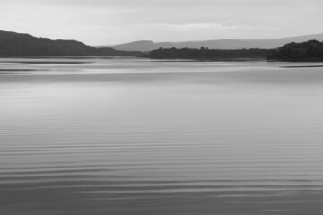 photo noir blanc, d'une promenade en Ireland sur les reflets du bord de lac 