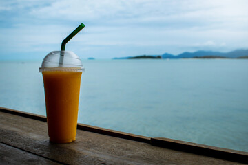 Licuado de mango en un bar con vista al mar