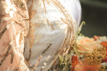 Détails de la tenue des mariés le jour de leur mariage