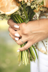 D&eacute;tails de la tenue des mari&eacute;s le jour de leur mariage