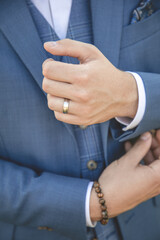 Obraz premium Détails de la tenue des mariés le jour de leur mariage