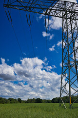 Strommast auf einem Feld, Stromleitung, Strom Leitung über ein Feld und Wolken Himmel, Leipzig,...