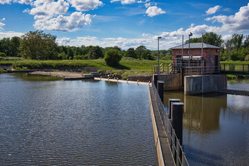 Wehr am Fluss Neue Luppe, Leipzig, Sachsen, Deutschland