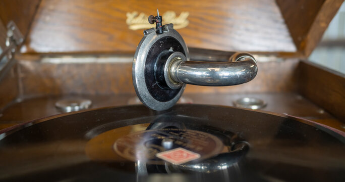 Aguja de metal de un antiguo toca discos de m&uacute;sica