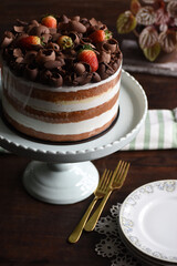 Bolo de morango e chocolate. 