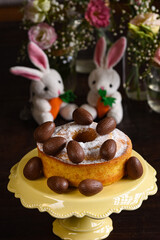 Bolo de Páscoa enfeitado com ovos de chocolate. 