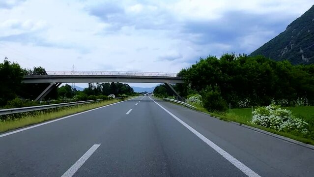 Hyperlapse sur une autoroute Suisse en direction du Valais