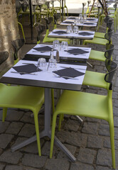 Terrasse d'un restaurant dans une rue piétonne