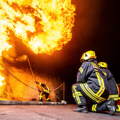 Feuerwehrmänner löschen Feuer - Feuerwehr - 