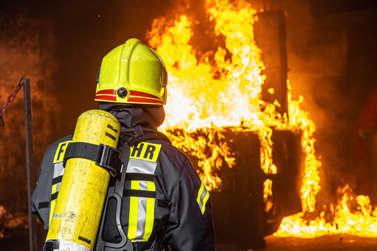 Feuerwehrm&auml;nner l&ouml;schen Feuer - Feuerwehr - 