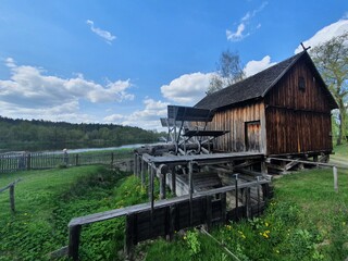 chaty z bali  młyn wodny  © 123L321
