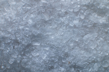Obraz premium Coarse white iodized salt. Detailed background texture Macro close-up. Salt crystals of different sizes