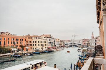 Fototapeta na wymiar Panoramic view of the famous Venetian Grand Canal and Rialto bridge on a cloudy winter day