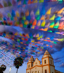 decoração junina - bandeirinhas no entorno da igreja são joão