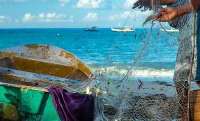 Praia, barco e pescadores