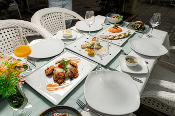 Glasses, fork, knife served for dinner in a restaurant