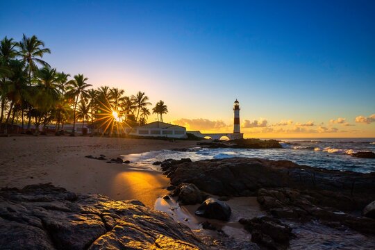 Nascer do sol no Farol de Itapu&atilde; - Salvador - Bahia