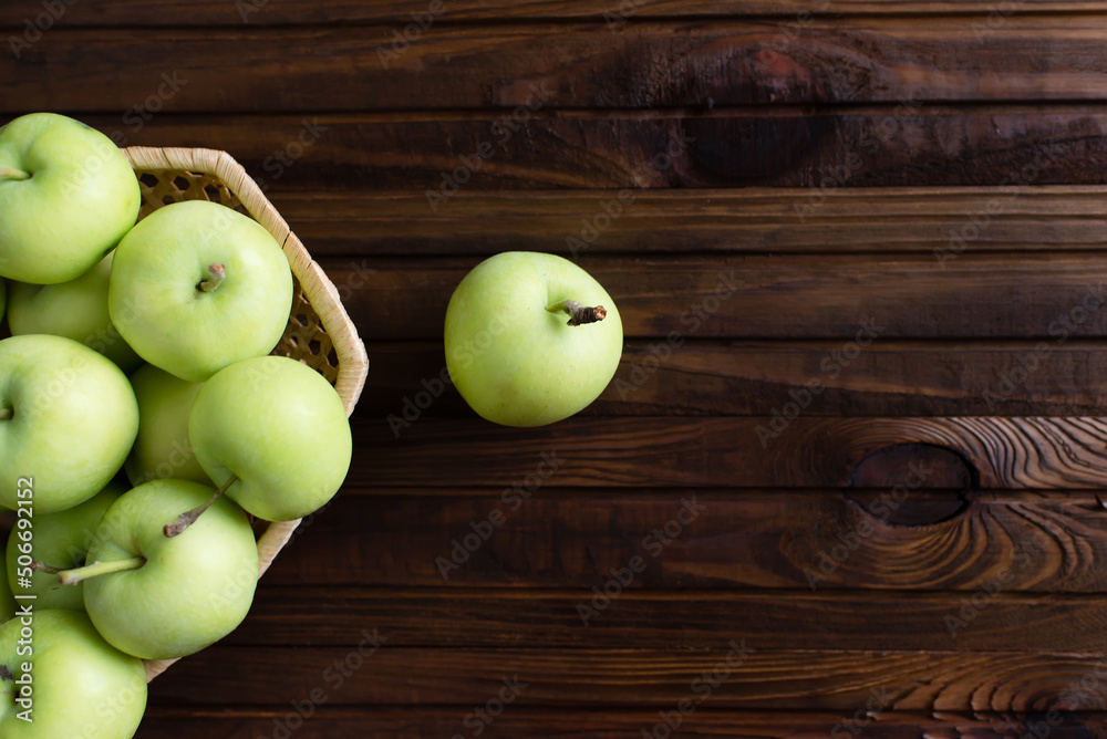 Poster Lots of ripe green apples on a wooden background.	